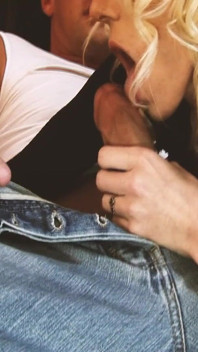 Adegan pesta 2_slim cewek semok rambut pirang dengan lingerie seksi ini dientot habis-habisan di balik celana dalamnya