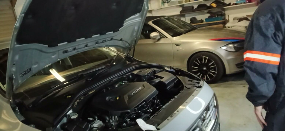 Bigjoefuckalott: Fucking the Mechanic to Fix My Car Faster