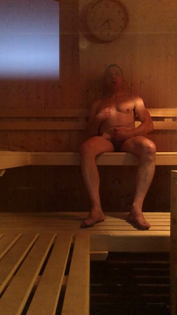 benssocken: Randy typ wurde beim in einer öffentlichen sauna erwischt