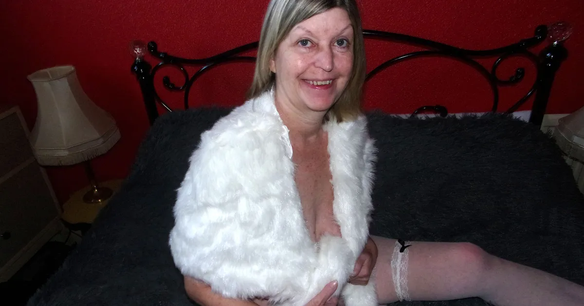 Mega Busty Angela: Angela