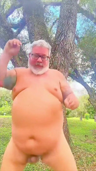 Vahşi Doğada Çıplak Dans Eden Ayı Deliğini Gösteriyor