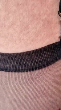 Nylonová jediná děvka se znovu dojí