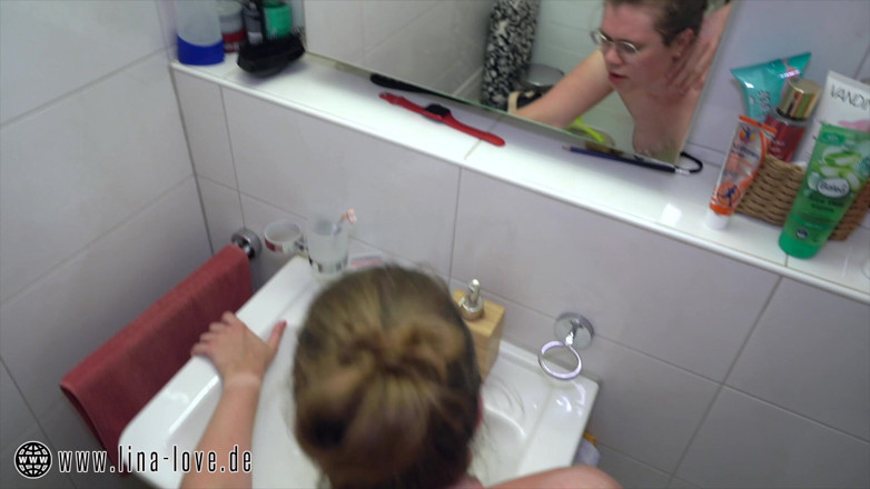 LinaLove_: Famiglia Sveltina in Bagno, Il Fratellastro Vuole Anche Scoparla E...