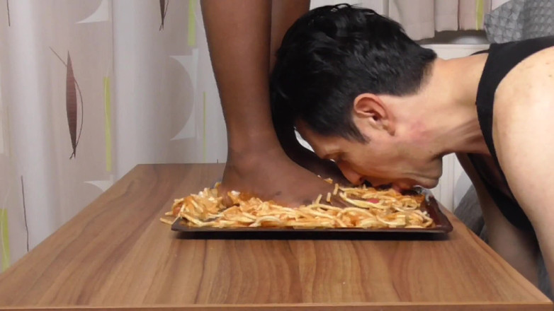 Femdom Austria: İtalyan köle yemeğini alıyor: spagetti ve siyah zenci ayaklı lazanya!