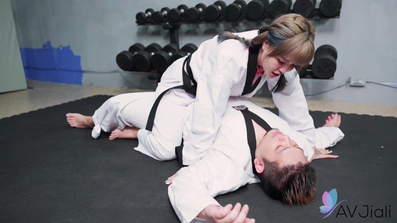 AV Jiali: Bad Bad Bad Pieprzy swojego mistrza karate w Dojo