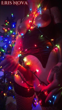 Eris Nova melancap dibalut dalam lampu Krismas