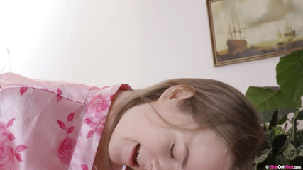 Girls Out West: Linda Adelaede se mete los dedos en el coño mojado...