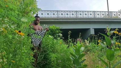 Kennie Jai: Pris à poil en public ! Kennie Jai se branle pour voir...