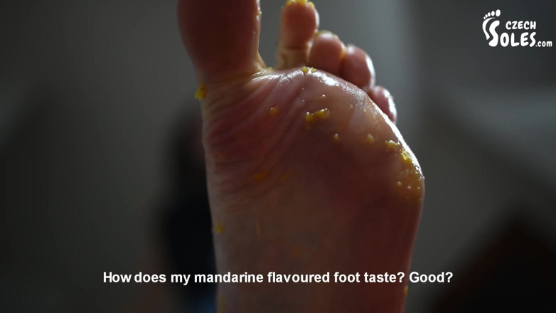 Czech Soles - foot fetish content: Schiaccia la frutta e te la leccherai dai miei piedi!