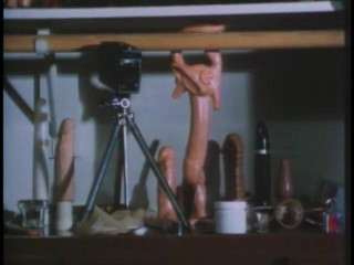 Old Good Porn: Chico mete un palo de vela en el coño de...