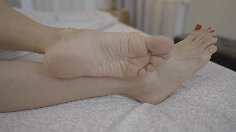 Jasmine RougeXXX: Blonde MILF Slowly Teases with Her Soft Soles