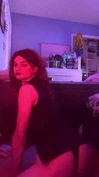 Addi Nickitwerk dildo seks oyuncakları üzerinde seks yapıyor femboy porno derlemesi