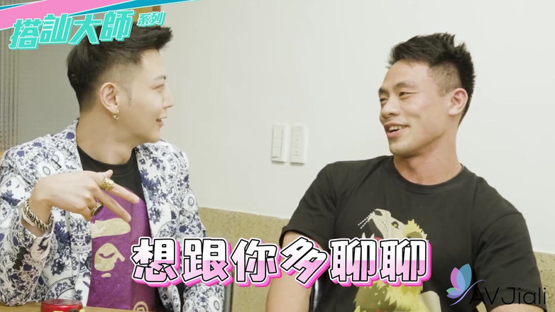 AV Jiali: Ateşli dövmeli piliç, Yaner, kulübün banyosunda karşılama sanatçısı tarafından sikiliyor