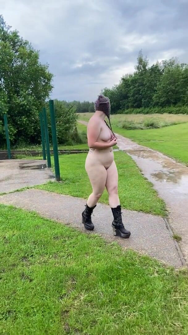 Rebecca Curves: Rebecca Curves se plimbă goală în parc
