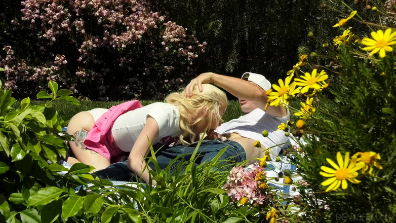 Out Of The Family: Styvsyskon knullar mellan heta tonåringen Kenzie Reeves och hennes styvbror