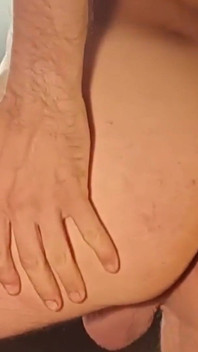 Il mio clitoride si infila tra le mie gambe mentre mi scopo con un enorme dildo