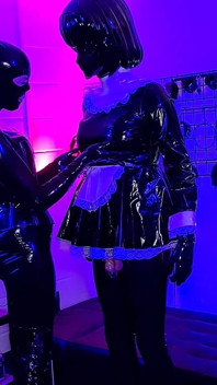 Transformée en soubrette kigurumi en latex