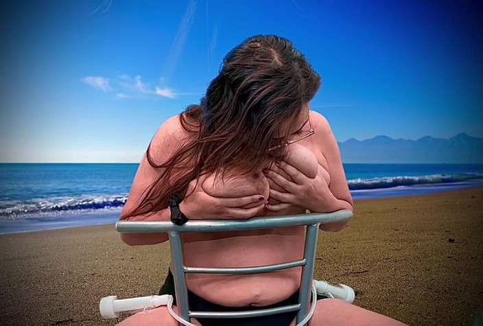 VeeVee Vixen: Văcuță îmi mulge țâțele