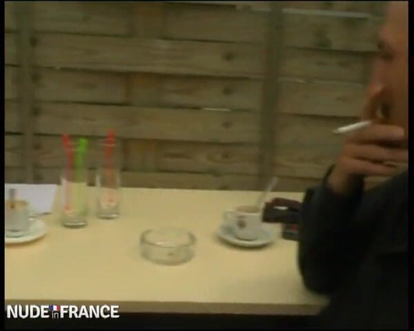 La France a Poil: Rosa ditangkap seperti si jalang di bangku bar