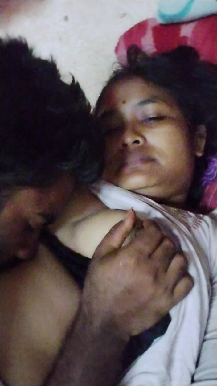 Mg3947731: 巨乳印度熟女脱下纱丽纱丽并和德瓦吉做爱