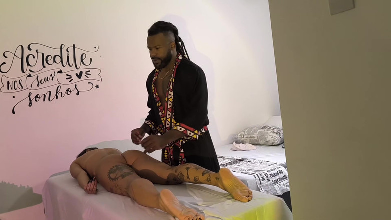 Nurseblack: 흑인 선물 1부로 탄트라 마사지를 해주는 마누라를 데려간 부드러운 바람난 남편