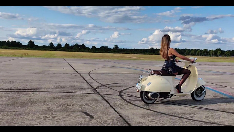 Goddess Lena: Rider en scooter