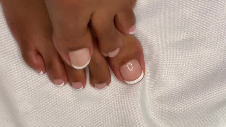 Pink Foxx: Pink Foxx फ्रेंच Pedicure के साथ अंगूर की अंगूर हिलाती है