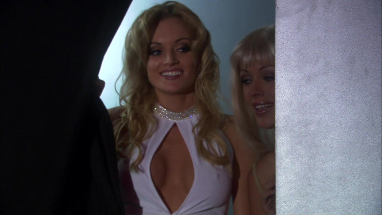 Hot Girlz: Napalona dziwka MILF bierze dwa twarde kutasy