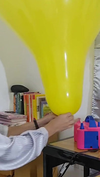 Marianna încearcă să-și umfle balonul pătrat fără să-l spargă
