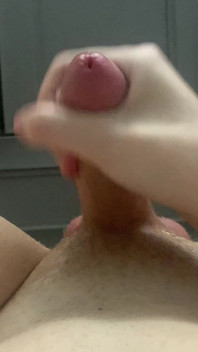 Chico twink necesita correrse antes de la ducha