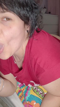 Ik neuk mijn geile stiefmoeder en kom klaar in haar harige poesje. Close-up van haar harige poesje.