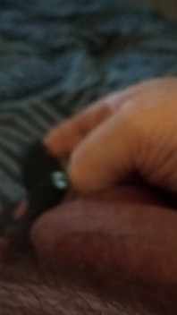 Il mio amico è sdraiato sul letto a giocare con il suo grosso cazzo