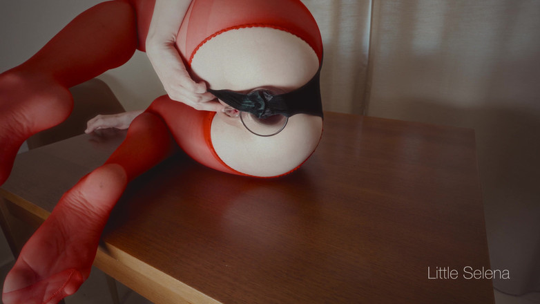 little_selena: Fisting analny w czerwonych rajstopach