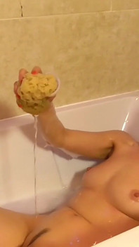 Cindy si tante seksi inggris lagi asik masturbasi sambil bugil di kamar mandi