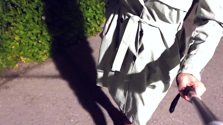 Loreley add: Crossdresser nosí svou klec a podvazky venku