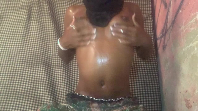 BrownGurl234: Blackgurl234 tuổi teen nhỏ nhắn nóng bỏng trêu chọc máy ảnh...