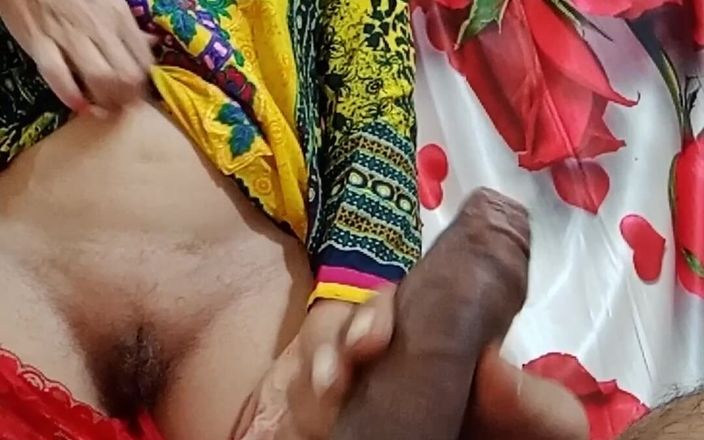 Bolly Karma: Het MILF hjälper till med den hårda kuk