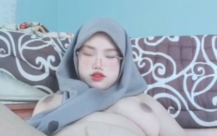 Jilbab69: Onani av en kåt Jilbab -flicka orsakar vätska att komma ut...