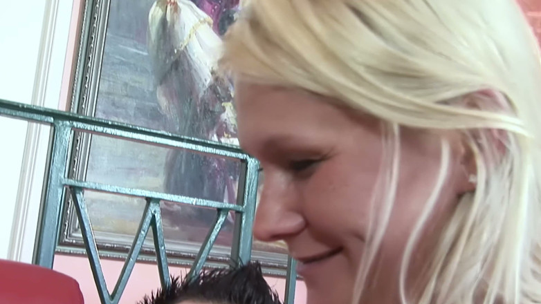 Worldwide Sex Movies: Une MILF blonde à forte poitrine suce et chevauche sur le...