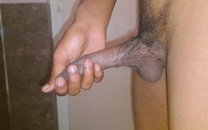 Desi_Porn_India: Joven indio caliente jugando con su polla en el baño