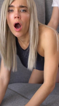Blonde heiße ehefrau wurde tief und hart gefickt, während ihr ehemann bei der arbeit ist