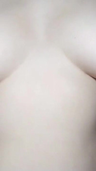Vollbusige MILf masturbiert ihre rosa nippel und dicke titten - dicke titten solo - Fantastische solo-masturbation