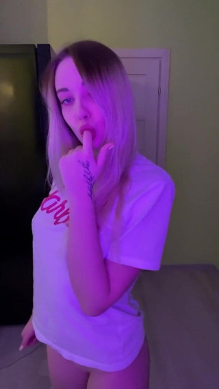 My bf cuckold: sexig tjej visar sin nakna kropp
