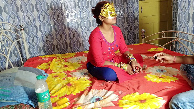 FireeCouple: Вчителька покинула студентку додому після одруження