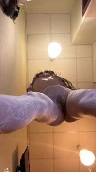 Punto di vista dal basso: balla sulla tua faccia in collant a cavallo aperti bianchi - pompino dildo e chiacchiere russe sporche