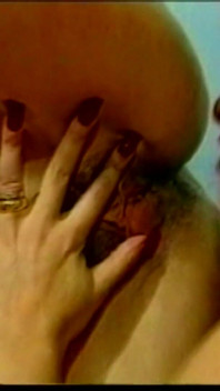 Vintage lesbian sluts: um banho com consolos gigantes e lambendo buceta