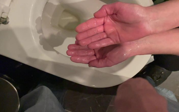 Aqua Pola: Držím jeho ptáka, když čůrá a myje se