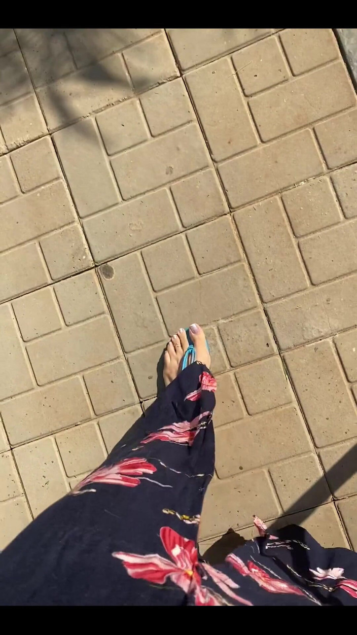 KiffaFeet: 早上好，穿着我性感的双腿和蓝色凉鞋