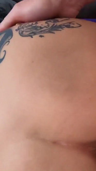 Sexy Aziatische babe Tessa neukt haar huisbaas enorme pik!