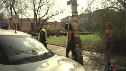 Take Van: Дві гарячі дівчини діляться одним аматорським членом